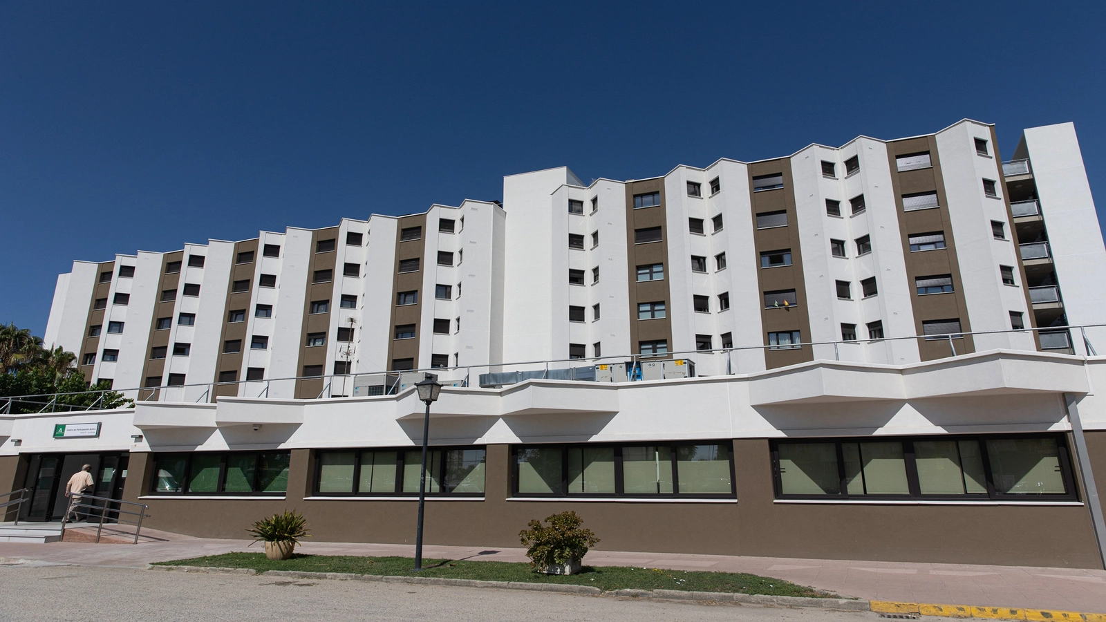 Fachada del Centro de Mayores La Granja en Jerez de la Frontera, edificio residencial rehabilitado por Construcciones Rascón