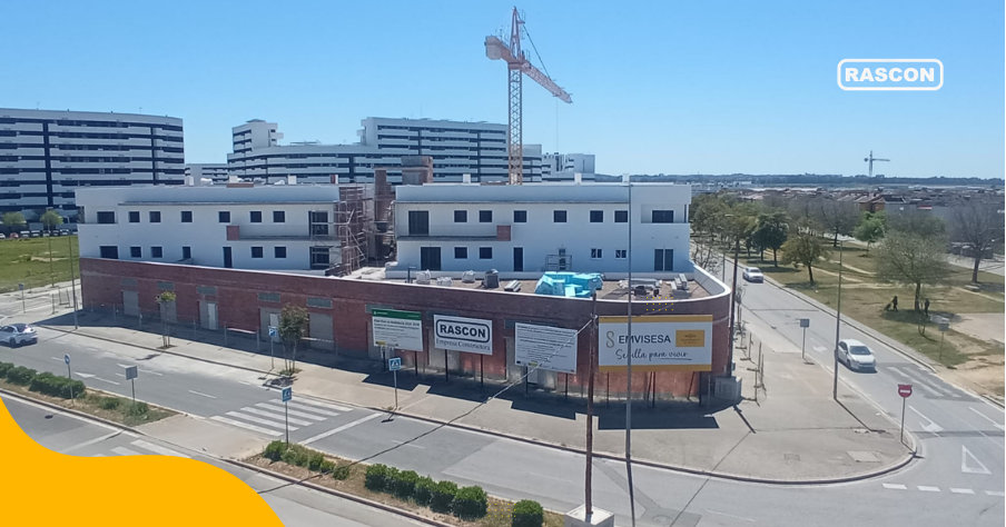 Edificio en construcción con grúa en zona urbana residencial.
