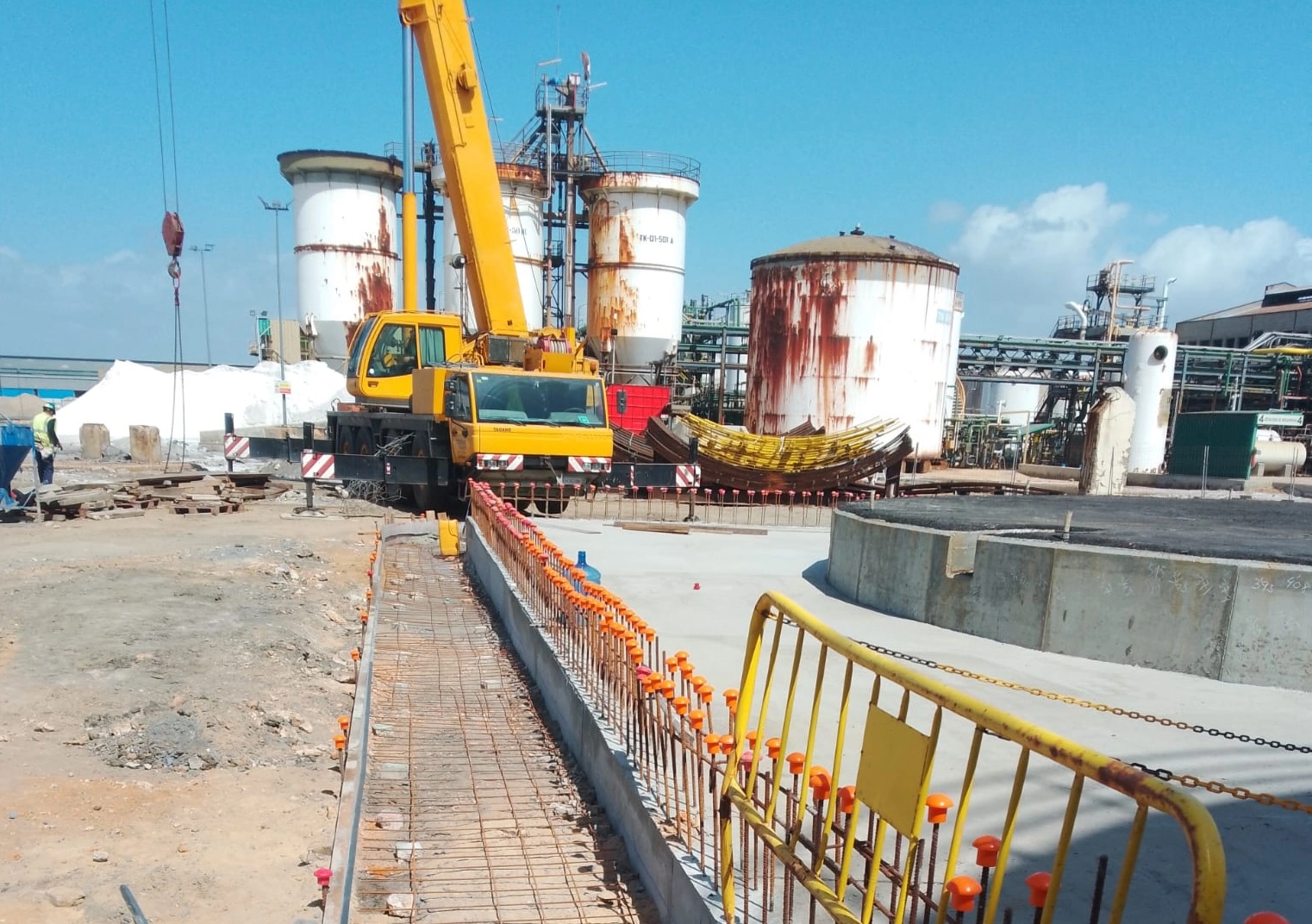 Trabajos de armado y cimentación de obra civil en una instalación industrial con tanques de almacenamiento, ejecutados por Construcciones Rascón